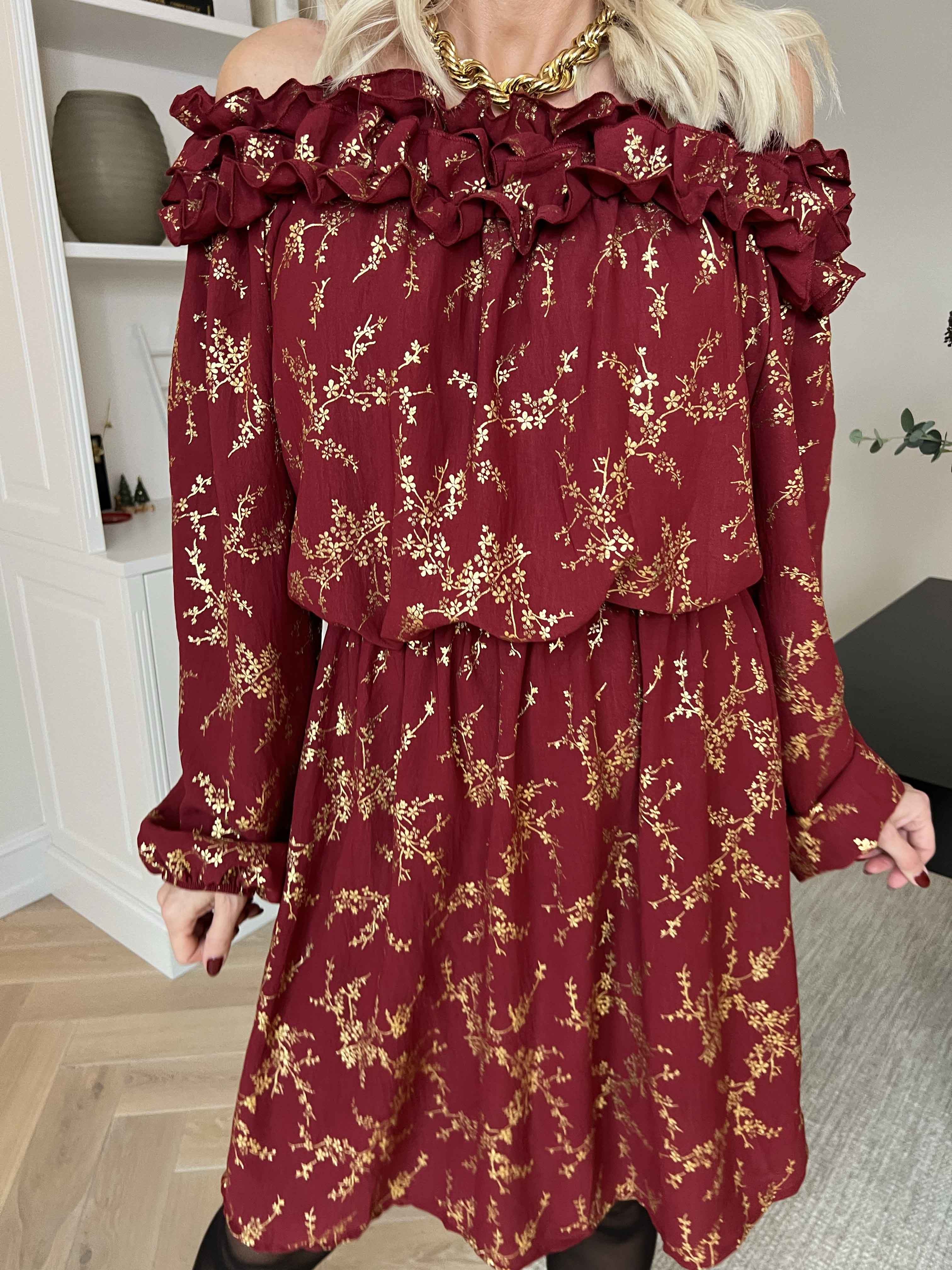 Chili Gold Fitted Dress - Kjole i guld print med flæsekant og elastik i taljen